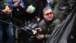 Адміністрацію президента закидали свинями – відео Адміністрацію президента закидали свинями – відео