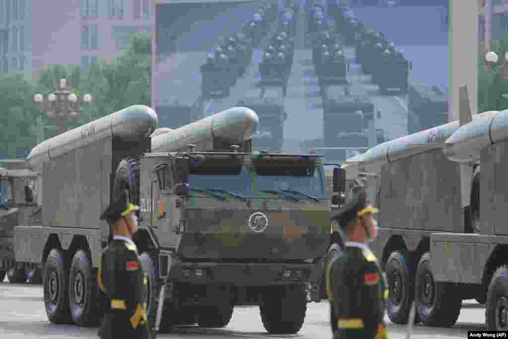 Kineska vojna vozila na paradi.