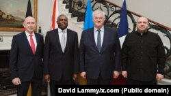 Ілюстраційне фото, справа наліво: міністр оборони України Рустем Умєров, голова МЗС Андрій Сибіга, його британський колега Девід Леммі та голова британського Міноборони Джон Гілі, зустріч у Лондоні, 22 квітня 2025 року