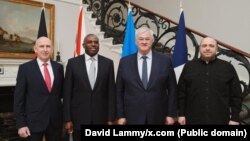 Під час зустрічей у рамках лондонського раунду переговорів: (зліва направо) міністр оборони Британії, глава МЗС Британії, очільник МЗС України та український міністр оборони