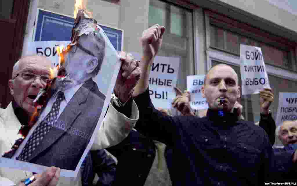 Были сожжены три портрета Чурова, но милиция вмешиваться в происходящее не стала, и никто задержан не был. 