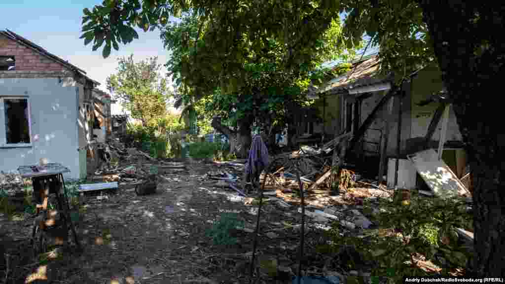 Але є й такі, які можна відновити. На фото – жилий будинок і двір