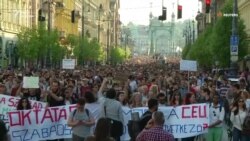 Тисячі людей вийшли на підтримку фінансованого Соросом універститету в Будапешті (відео) Тисячі людей вийшли на підтримку фінансованого Соросом універститету в Будапешті (відео)