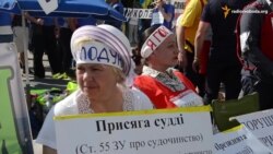 Під парламентом люди оголосили голодування через борги за валютними кредитами Під парламентом люди оголосили голодування через борги за валютними кредитами