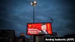 Білборд у Белграді у квітні 2020 року із зображенням китайського лідера Сі Цзіньпіна: «Дякую, брате Сі».