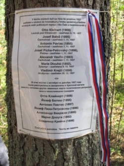 Список розстріляних НКВС чехословаків, прикріплений до дерева на місці страти. Сандармох, Росія