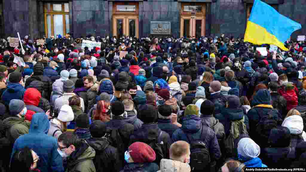 «У Зеленського є тиждень, щоб звільнити Стерненка. Ми закликаємо всіх прийти. 9 березня оголошуємо акцію безстроковою» – заявили організатори