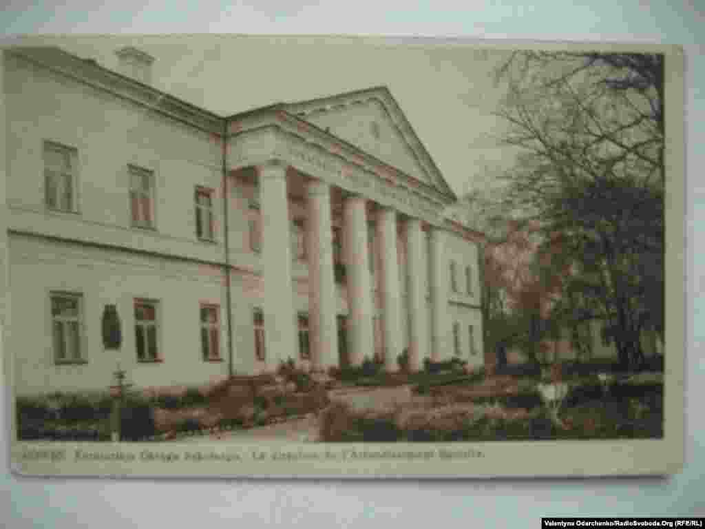 Кураторіум шкільного округу у Рівному. На стіні меморіальна дошка пам’яті героя Січневого повстання Мар’яна Дубецького.