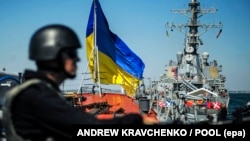 Фрегат ВМС Вооруженных сил Украины «Гетман Сагайдачный и эсминец ВМС США «Дональд Кук» во время международных военных учений «Си Бриз». Одесса, 1 сентября 2015 года