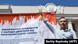 Святосла Вакарчук – лідер партії «Голос» під час акції біля Верховної Ради, червень 2019 року