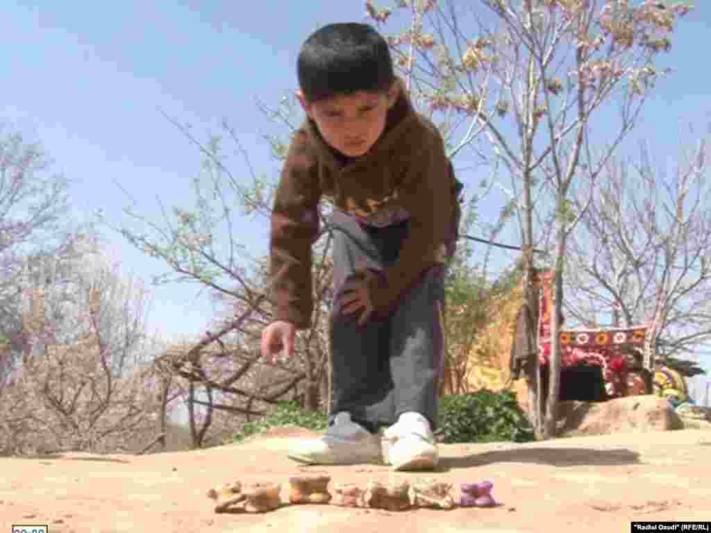 Яке аз бозиҳои қадимаи бачагони тоҷик - буҷулбозӣ 