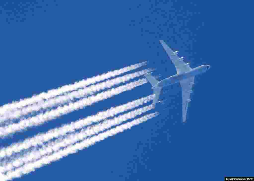 Ан-225 летить у небі над Одесою, Україна, 23 квітня 2020 року. Шост відмовився сказати, скільки коштує оренда літака, але у 2004 році транспортування негабаритного промислового компонента з Данії до Казахстану, як повідомляється, коштувало 291 тисячу доларів