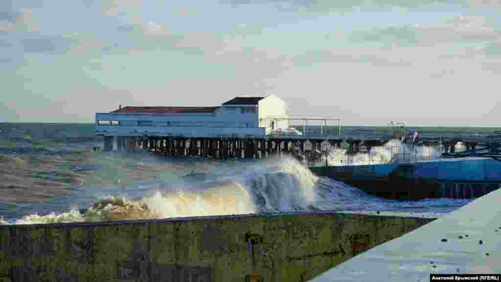 Пирс и буны по-прежнему «штурмуют» волны