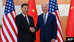 Президент США Джо Байден (праворуч) з китайським лідером Сі Цзіньпінем під час саміту «Групи двадцяти» на Балі в Індонезії. Листопад 2022 року (архівне фото)