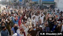 د تحریک لبیک ډلې پلویان د حکومت ضد نعرې وهي - د ۲۰۲۱ز د اپرېل ۱۵مې انځور.