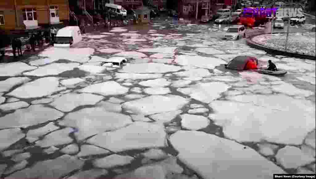 То же спасение автомобилиста, вид сверху. Григорян говорит, что когда в социальных сетях были размещены видеоролики с льдинами в городе, «люди в сети не могли поверить, что изображения настоящие»