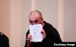 ამ წარწერის ჩვენების გამო მოსამართლე გიორგი ახობაძეს გაძევებით დაემუქრა: "ფურცელზე რაღაც რომ დაწერეთ, მსგავსი რამ თუ განმეორდება, დატოვებთ დარბაზს!" - უთხრა მოსამამართლემ ახობაძეს, რომელმაც უპასუხა: "ნაკლებ ტყუილებს რომ ვისმენდეთ, უკეთესია".