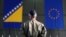 Pripadnik EUFOR-a ispred zastava BiH i EU