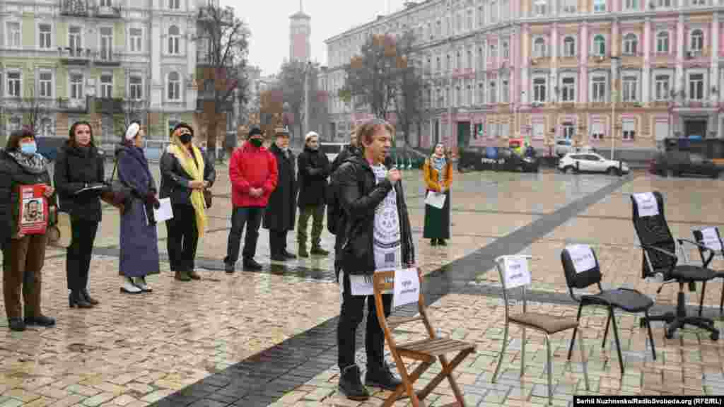 Пустой стул для Валерия Матюшенко – предпринимателя из Кальмиусского (Комсомольска) – временно неподконтрольной Киеву территории. Он не скрывал проукраинские взгляды. Его схватили прямо посреди города в июле 2017 года. После пыток группировка «ДНР» незаконно «осудила» Матюшенко до 10 лет заключения. Сейчас он, тяжело больной, находится в 32-й колонии в Макеевке. «У Валерия ухудшилось состояние здоровья. В колонии, где он находится, ему не оказывают помощи. Его нужно срочно обменивать», – сказал у пустого стула Матюшенко музыкант Александр «Фоззи» Сидоренко