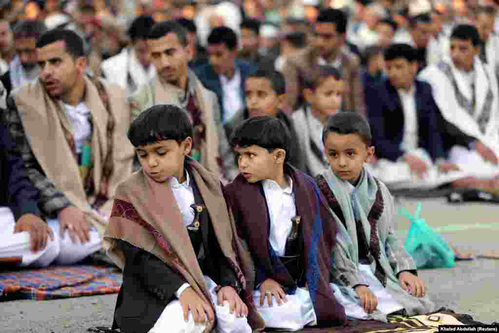 Мальчики совершают намаз по окончанию священного месяца Рамадан (Рамазан) в Сане, Йемен