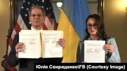 Министр финансов США Скотт Бессент и министр экономики Украины Юлия Свириденко во время подписания соглашения о создании Инвестиционного фонда восстановления США-Украина