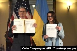 Міністр фінансів США Скотт Бессент та очільниця Міністерства економіки України Юлія Свириденко під час підписання угоди про створення Інвестиційного фонду відбудови США – Україна