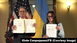 Міністр фінансів США Скотт Бессент та міністерка економіки України Юлія Свириденко під час підписання угоди про створення Інвестиційного фонду відбудови США–Україна