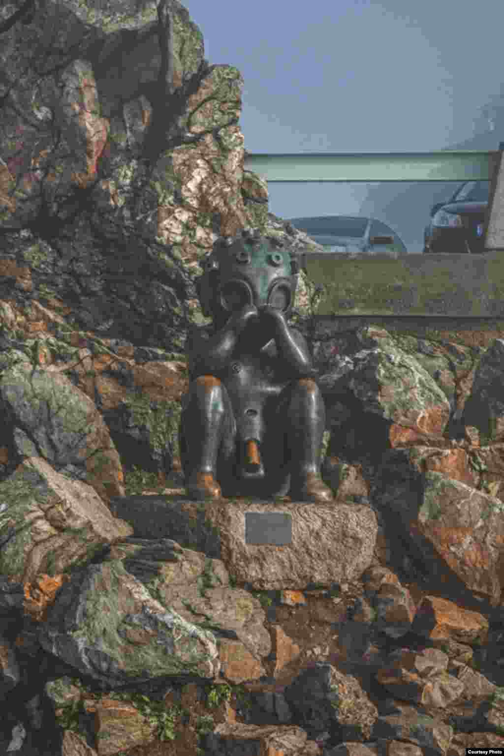 "Марсианского мальчика" придумал и отлил в 2003 году из бронзы скульптор Ярослав Рона. В том же году он создал сюрреалистический памятник Францу Кафке. Все очень по-пражски... 