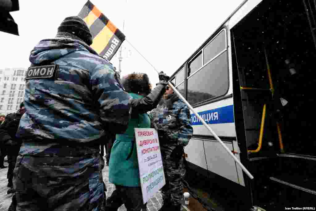 Некоторые из них также оказались в "автозаке"