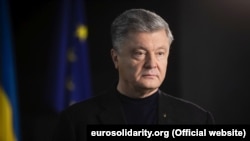 «Бачимо чергове підтвердження суто політичного характеру усіх справ, за допомогою яких намагаються перешкодити діяльності п’ятого президента України», – заявив адвокат Петра Порошенка