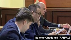 ბადრი ჯაფარიძე და მისი ადვოკატები სასამართლო სხდომაზე.