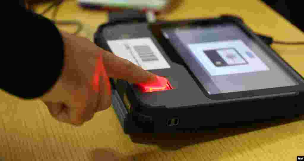 Državna izborna komisija (DIK) potvrdila je da su biračka mjesta otvorena.