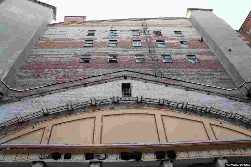 Внутренние стены "Детского мира" были сложены из кирпичей трех видов. По мнению строителей, это не соответствует современным требованиям техники безопасности; архитектурная общественность полагает, что заявленный риск преувеличен.