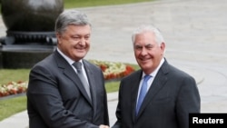 Президент України Петро Порошенко (л) і державний секретар Рекс Тіллерсон, фото архівне