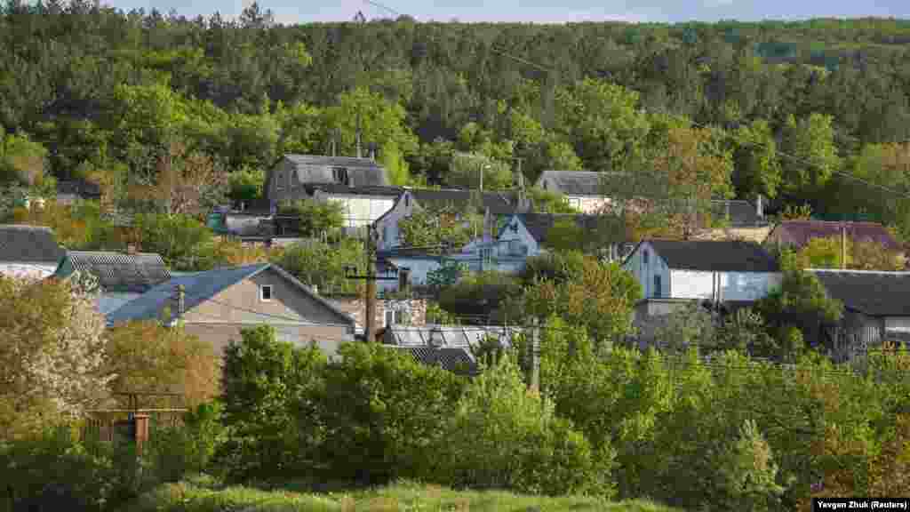 Терновка расположена в небольшой долине, большинство частных домов построены «на рельефе» 