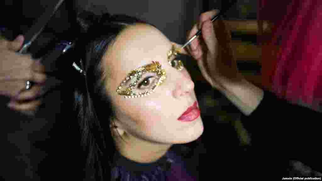 По словам Джамалы, работа над видео была сложной. Большую часть времени певица находилась за стеклом, без доступа свежего воздуха