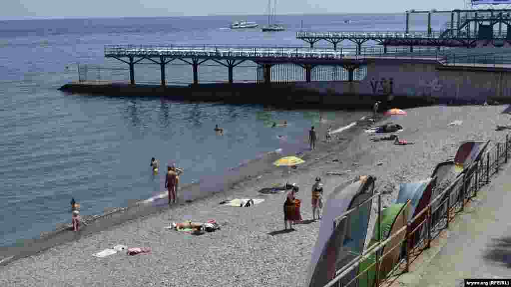 Сразу за пляжем санатория «Ялта» есть небольшая карта общественного пляжа. Это бывшая лодочная станция, причалы которой уже несколько лет ремонтируют