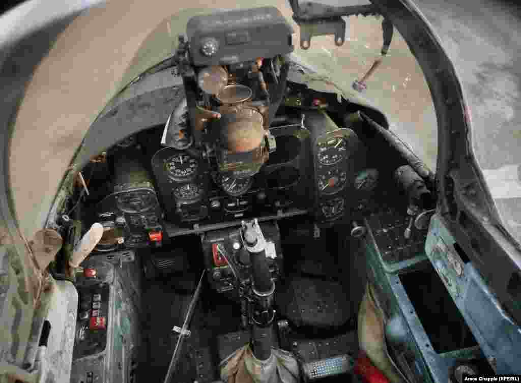 Всередині кабіни «Дельфіна». Ці реактивні літаки виробляли в Чехословаччині. За словами начальника охорони бази, деякі з них після ремонту могли б знову літати