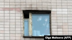 Ljudi sa zaštitnim maskama u zgradi pod karantinom, Sankt Peterburg, mart, 2020.