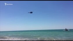 Над крымским пляжем совершил полет военный вертолет (видео)