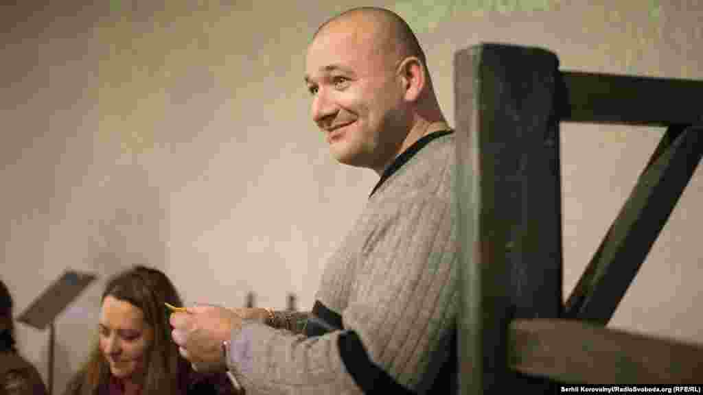 «Складно, Олексію? Воювати легше?» – жартують над чоловіком товарищі. «Зрозуміліше, це точно» – посміхається він