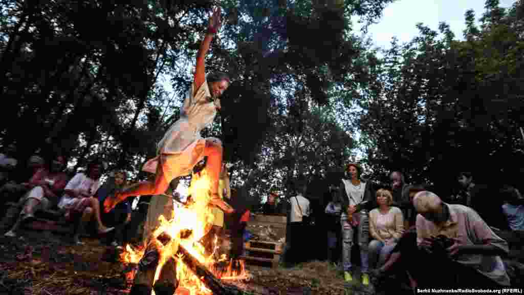 Головна особливість купальської ночі – очищувальне вогнище. Обов'язково розкладається велике вогнище, через яке стрибають дівчата і хлопці поодинці або в парі