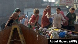 په پېښور کې ماشومان له ډېرانونو کباړ ټولوي. انځور- ارشیف