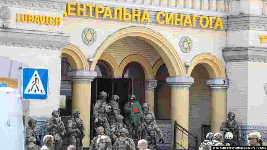 «Задіяні підрозділи відпрацювали алгоритм міжвідомчої взаємодії в екстремальних умовах. У межах антитерористичної операції спецпризначенці ЦСО «А» СБУ визволили всіх «заручників» та затримали умовних «терористів», – розповіли у відомстві