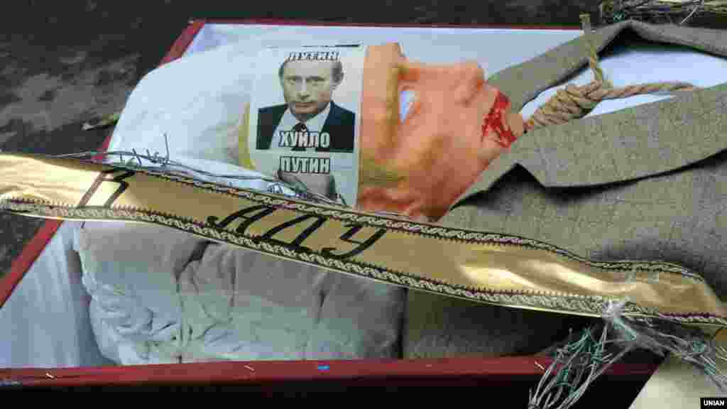 Українські активісти відзначили День незалежності Росії проведенням церемонії «поховання» опудала президента Володимира Путіна біля російського Генконсульства в Харкові, 12 червня 2016 року