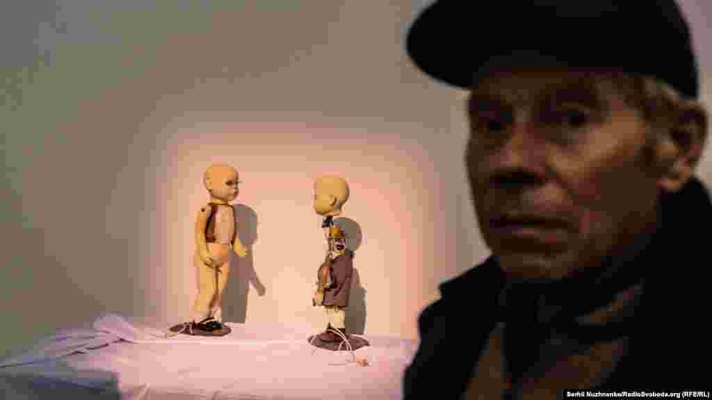 «Покажи своє». Один із напрямків творчості Гнилицького – особливий різновид «муляжної скульптури», створення кінетичних об’єктів у дусі неодадаїзму, зазначається в описі виставки. В механіці скульптурної групи «Покажи своє» автор оголює ідею бажання як ще несформованого відчуття і конфлікт між «мертвою» ляльковою технологією і «анімованою» плоттю. Сьогодні скульптура не рухається, бо відновити оригінальну механіку неможливо, а колись малята-андроїди були повністю вдягнені і по черзі піднімали свій одяг – як зазначив куратор, це показує «інфантильну сексуальність»