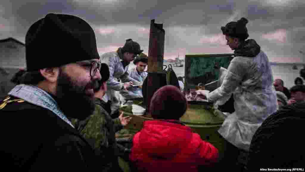 Очередь за «полевой кашей»