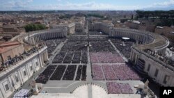 წმინდა პეტრეს მოედანი პაპის დაკრძალვის ცერემონიალისას