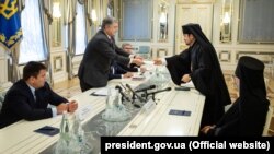 Президент України Петро Порошенко під час зустрічі з екзархами Вселенського патріархату в Україні – єпископом Едмонтона і Захiдної єпархії УПЦ в Канаді Іларіоном та архієпископом Памфільським і Західної єпархії УПЦ в США Даниїлом. Київ, 17 вересня 2018 року