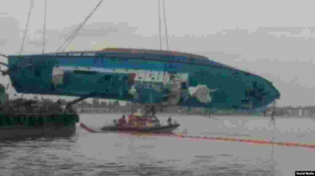 Підняття затонулого катеру «Іволга» з морського дна. Одеса, 19 жовтня 2015 року (Фото з твіттера Геннадія Зубка)